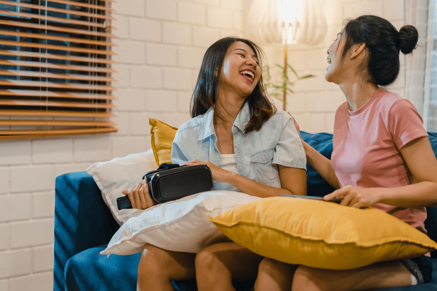 Living with a friend article thumbnail