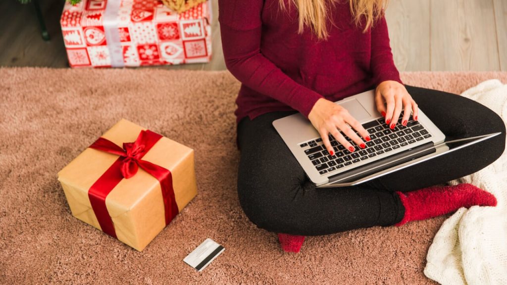 holiday budgeting tips | save money this season of gift giving